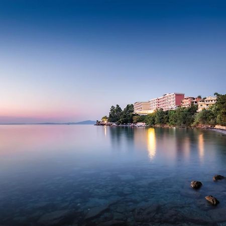 Oasis Hotel Perama  Buitenkant foto