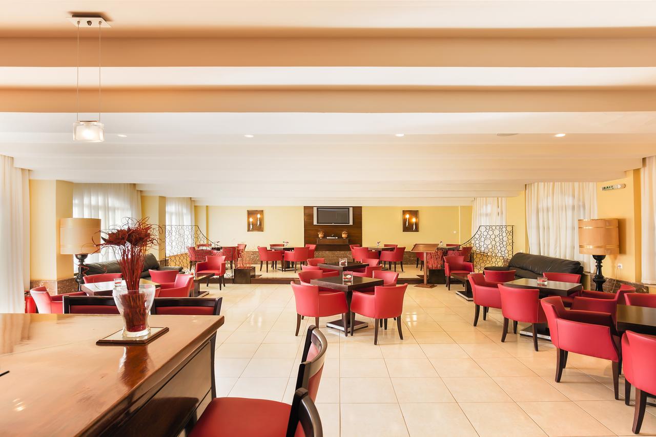 Oasis Hotel Perama  Buitenkant foto
